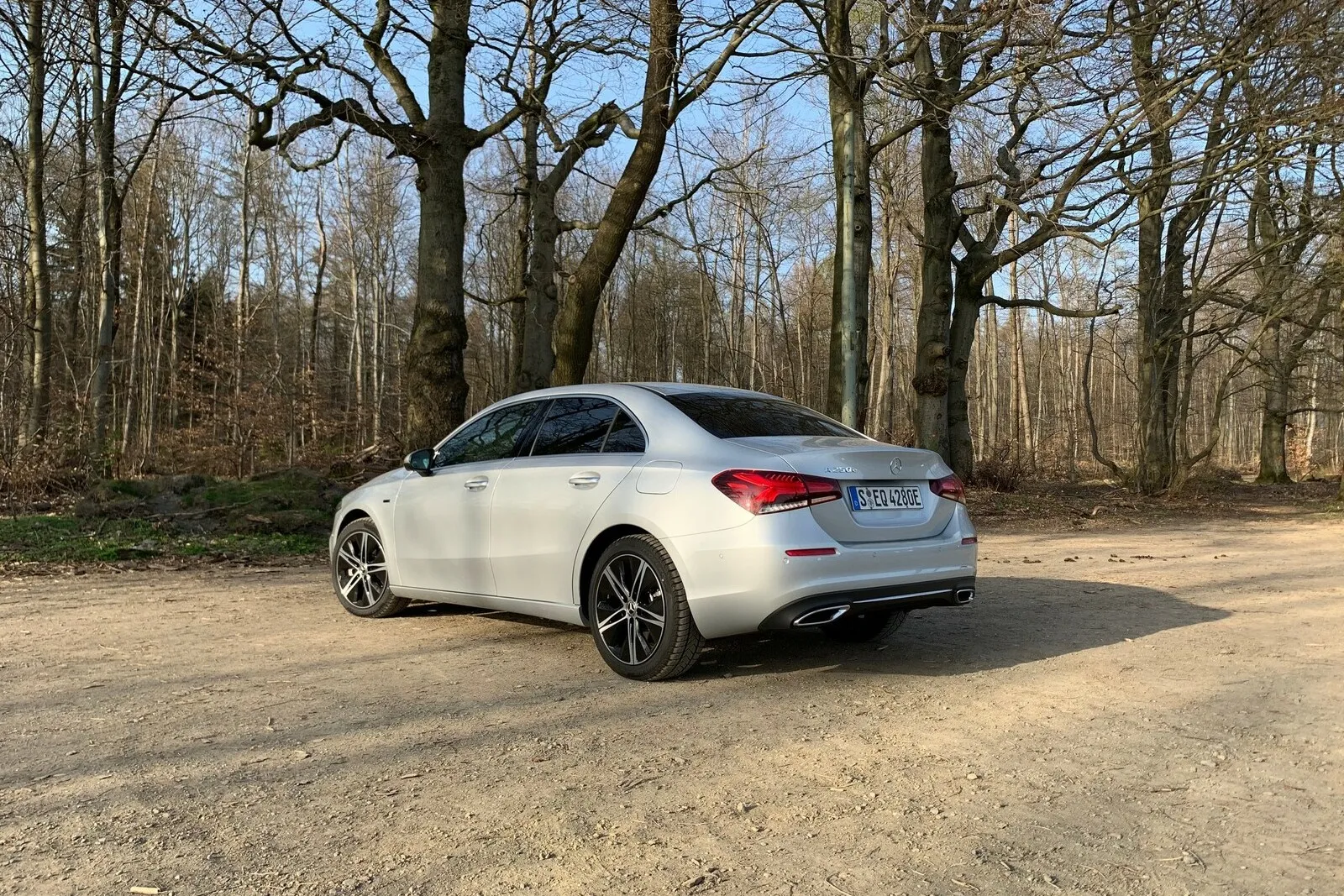 Eine innovative Abgasanlage ermöglicht ein ganz besonders geschicktes Packaging der Batterien: Der Auspuff ist nicht bis ans Fahrzeugende geführt, sondern mündet zentral unter dem Fahrzeugboden, der Endschalldämpfer wurde in den Mitteltunnel gepackt.